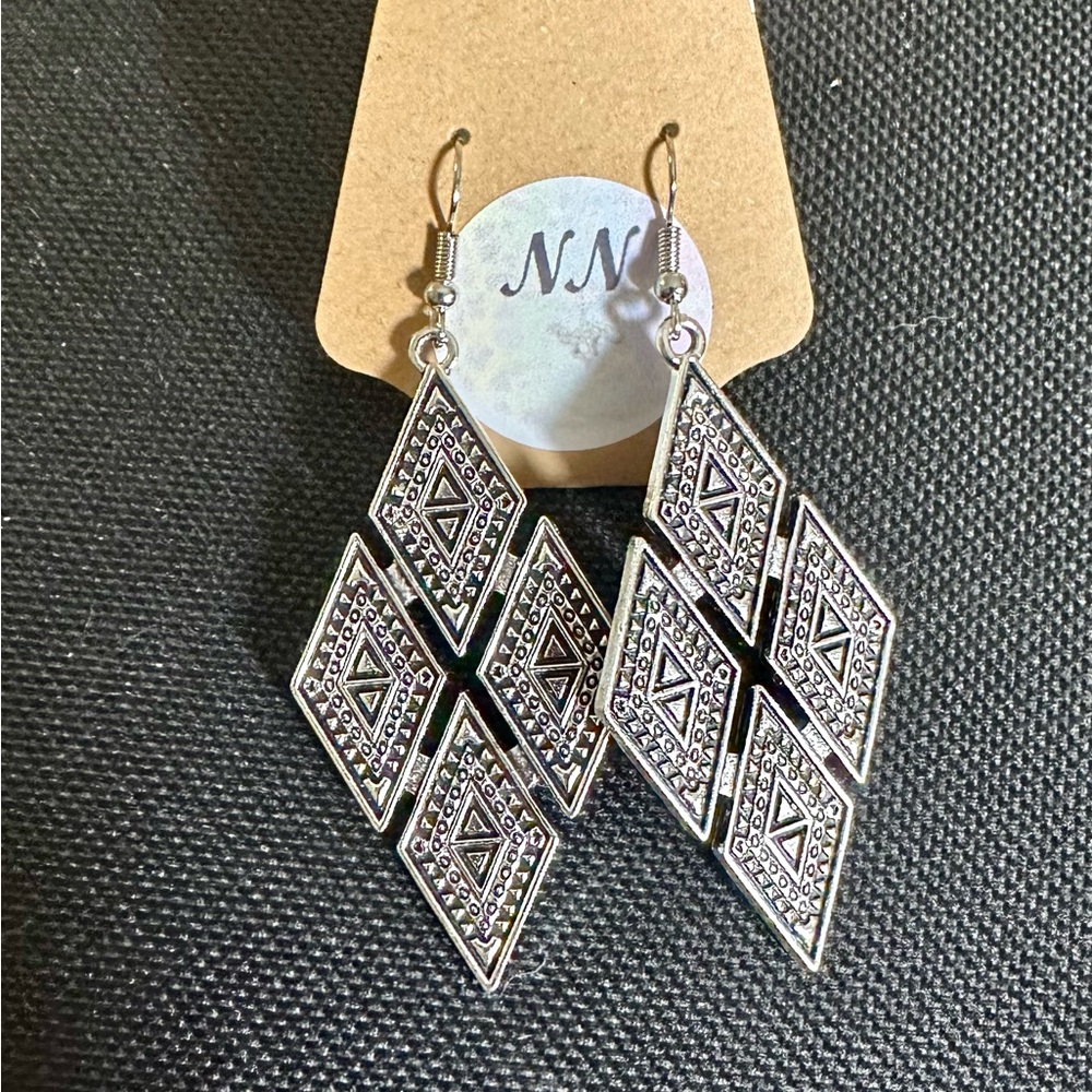 Silver Diamond Shaped Earrings. Video L👀K!